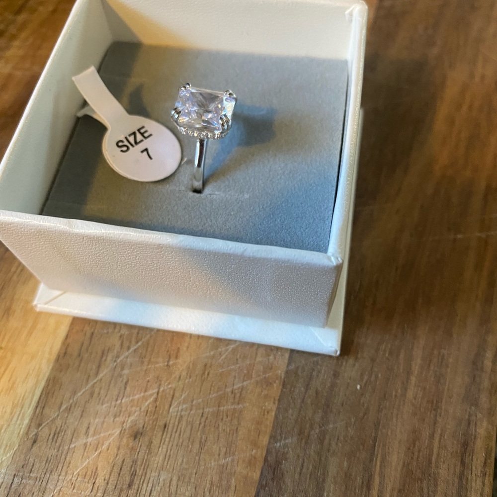 Diamond engagement ring - Picture 2 of 3